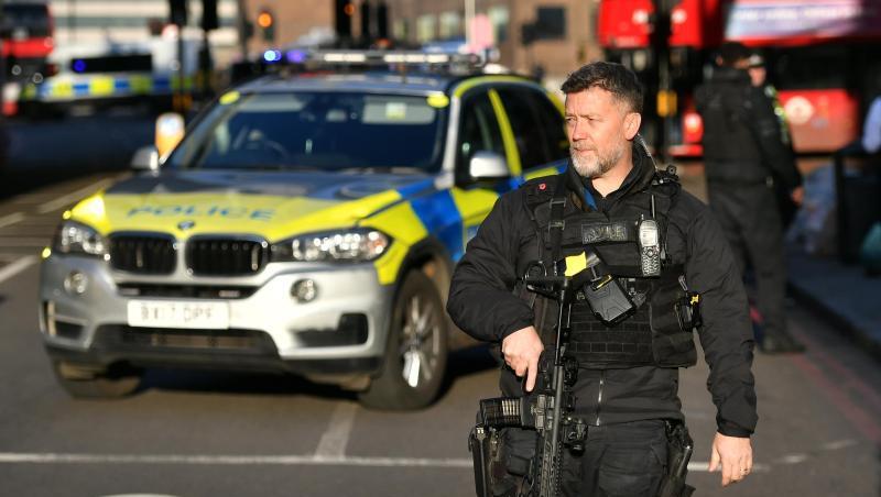 Ein Polizist am Tatort auf der London Bridge im Zentrum Londons. Ein Polizist am Tatort auf der London Bridge im Zentrum Londons.