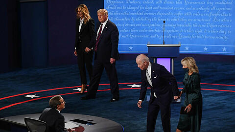 Die Kontrahenten verlassen die Wahlkampf-Arena: Präsident Donald Trump mit Ehefrau Melania Trump (l.) und Herausforderer Joe Biden mit Ehefrau Dr. Jill Biden - letztere grüßten Moderator Chris Wallace