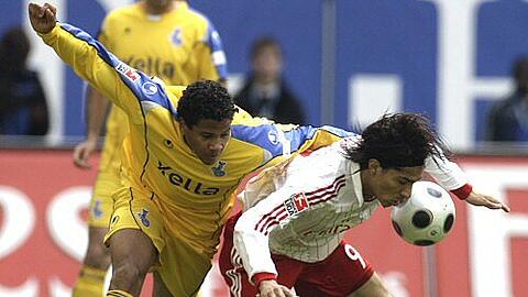 Kampfspiel: Hamburgs Paolo Guerrero (r.) gegen Michael Lamey vom MSV