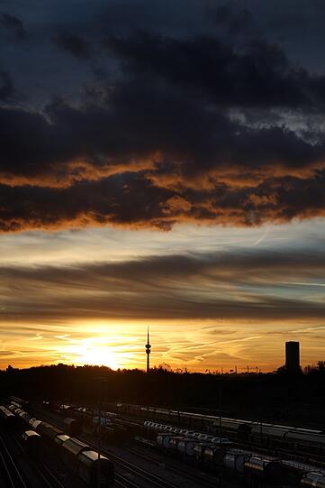 Der Tag erwacht und setzt Olympiaturm, Olympiastadion und O2-Tower in ein magisches Licht.