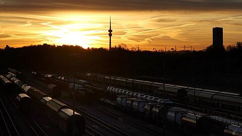 Der Tag erwacht und setzt Olympiaturm, Olympiastadion und O2-Tower in ein magisches Licht.