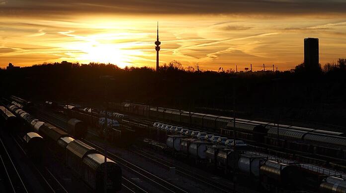 Der Tag erwacht und setzt Olympiaturm, Olympiastadion und O2-Tower in ein magisches Licht.