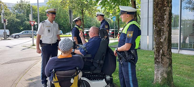 Falsch geparkte Autos, kaputtes Pflaster, ein fehlender Zebrastreifen: Behindertenbeirat und ÖDP fordern dringende Nachbesserungen vor dem PEP in Neuperlach.