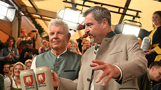 Dieter Reiter (SPD, l), Oberbürgermeister von München, und Markus Söder (CSU), Ministerpräsident von Bayern, prosten nach dem Anstich des ersten Oktoberfestfasses im Schottenhammel-Festzelt.