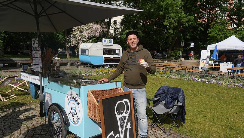Auch Werner Thalmeier mit seinem Eisradl von Patagon Helados steht im Kulturbiergarten am Neptunbrunnen.