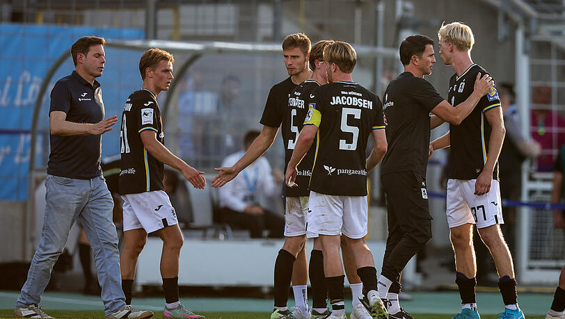 1860-Geschäftsführer Christian Werner (l.) und Trainer Patrick Glöckner (2.v.r.) nach dem Heimdebakel bei den konsternierten Spielern.