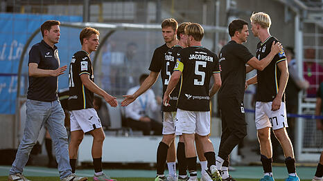 1860-Geschäftsführer Christian Werner (l.) und Trainer Patrick Glöckner (2.v.r.) nach dem Heimdebakel bei den konsternierten Spielern.
