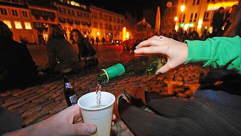 Alkoholkonsum spielt bei Jugendlichen weiter eine Rolle (Symbolbild)