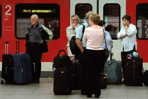 Fahrgäste der Bahn: Das Bild, das der Schienenkonzern nach außen abgibt, ist katastrophal