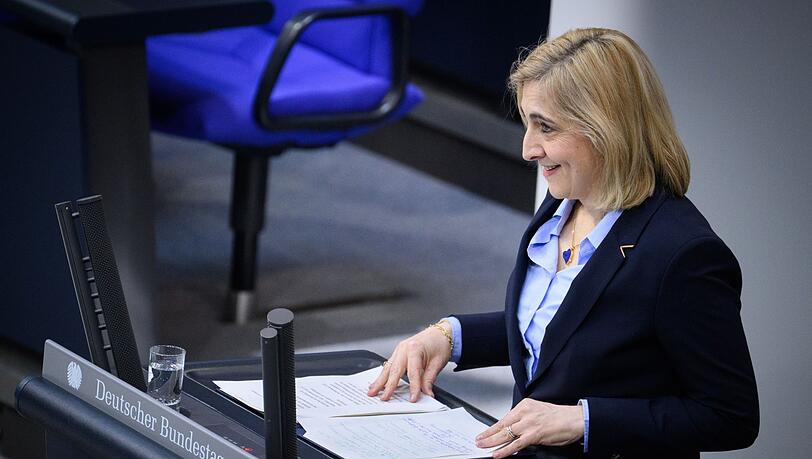Gesundheitsministerin Nina Warken brachte &Auml;nderungen an der Krankenhausreform durch den Bundestag.