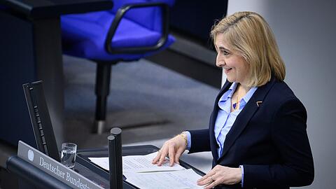 Gesundheitsministerin Nina Warken brachte &Auml;nderungen an der Krankenhausreform durch den Bundestag.