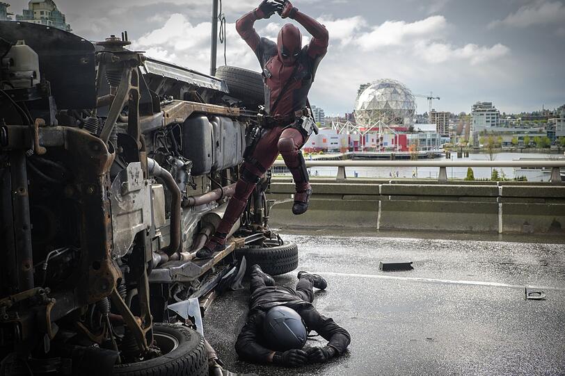 Deadpool (Ryan Reynolds) ergreift im Kampf mitunter drastische Maßnahmen: Deutet sich da etwa eine Mega-Arschbombe an? Deadpool (Ryan Reynolds) ergreift im Kampf mitunter drastische Maßnahmen: Deutet sich da etwa eine Mega-Arschbombe an?