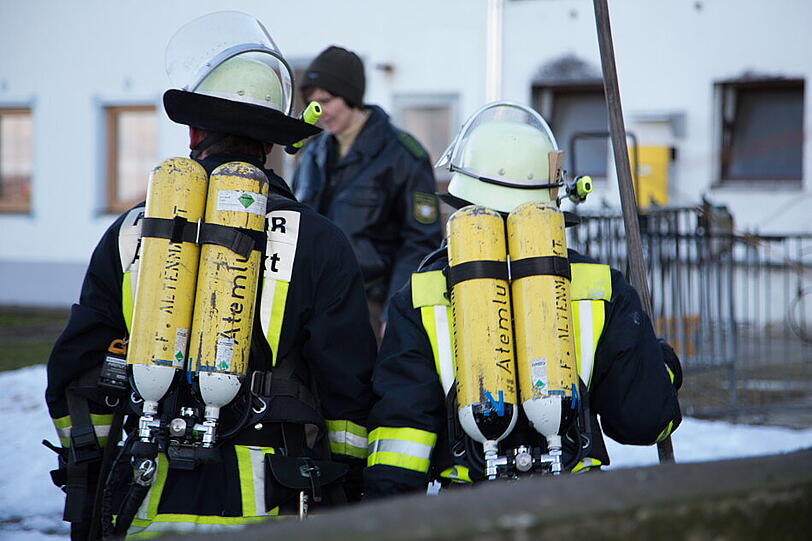 Da die Feuerwehr von einem Hausbrand ausgegangen war, war sie mit mehreren Fahrzeugen und schwerem Gerät angerückt. Das Feuer war schnell gelöscht.