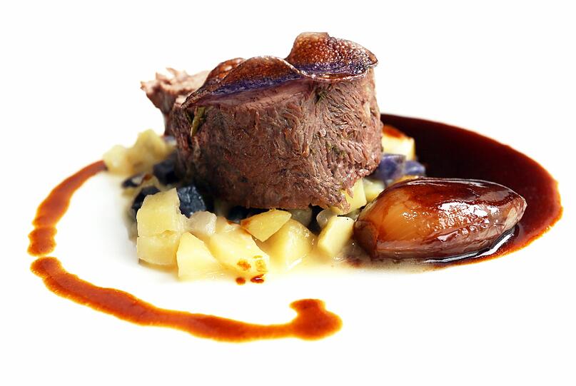 4. Gang: Gebratene Kalbslende mit weiß-blauem Kartoffelragout und Balsamicoschalotten