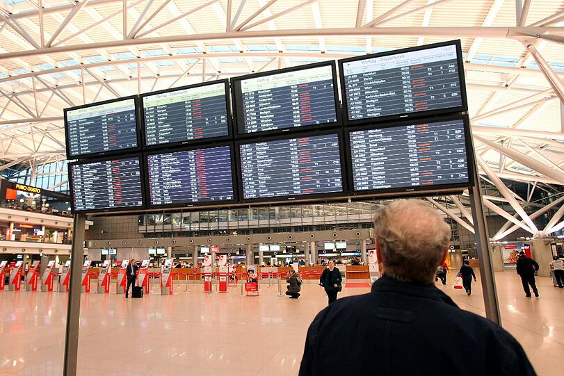 Schlechte Aussichten am Hamburger Flughafen: Ein Fluggast schaut auf die Anzeigetafel, auf der die meisten Flüge für den Nachmittag als gestrichen angezeigt werden.
