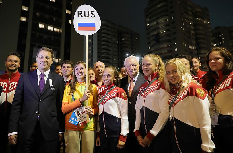 IOC-Mitglied Alexander Schukow Alexander Schukow mit russischen Athleten.