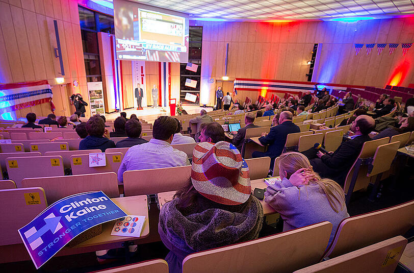 Katerstimmung und Müdigkeit auf einer US-Wahlparty in Hamburg.