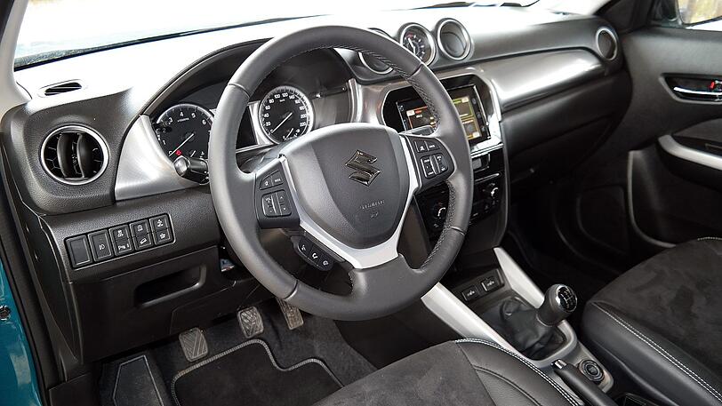 Übersichtlich und modern, aber großflächig aus Hartplastik: das Cockpit des Suzuki Vitara.