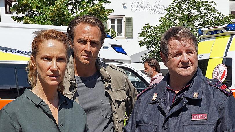 "Der Bozen-Krimi: Vergeltung": Sonja untersucht mit ihren Kollegen Jonas und Peter den Tatort.