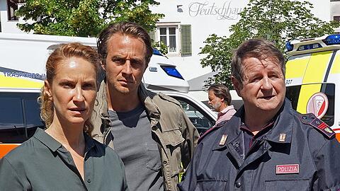 "Der Bozen-Krimi: Vergeltung": Sonja untersucht mit ihren Kollegen Jonas und Peter den Tatort.