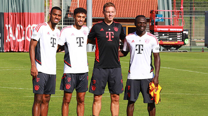 Julian Nagelsmann mit seinen Neuzugängen Ryan Gravenberch, Noussair Mazraoui und Sadio Mané.