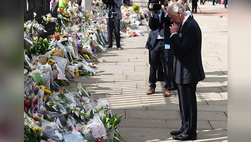 König Charles III. Emotionaler Auftritt am Buckingham Palast