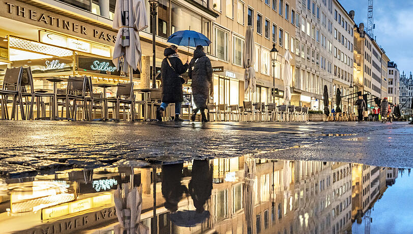Regen, Regen, Regen - und zu kalt ist es auch. Das Wetter ist schon wieder deprimierend schlecht, die Fußgängerzone verwaist. Vor die Tür mag da keiner. Regen, Regen, Regen - und zu kalt ist es auch. Das Wetter ist schon wieder deprimierend schlecht, die Fußgängerzone verwaist. Vor die Tür mag da keiner.