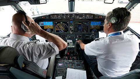 Zwei Piloten im Cockpit bedeuten mehr Sicherheit.