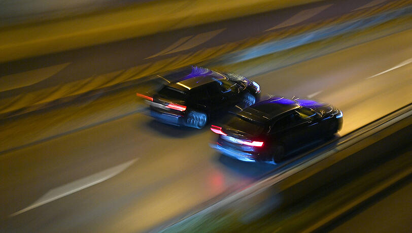 Nach R&uuml;cksprache mit der Staatsanwaltschaft M&uuml;nchen I wurden die F&uuml;hrerscheine und die Mobiltelefone der beiden M&auml;nner beschlagnahmt. (Symbolbild)