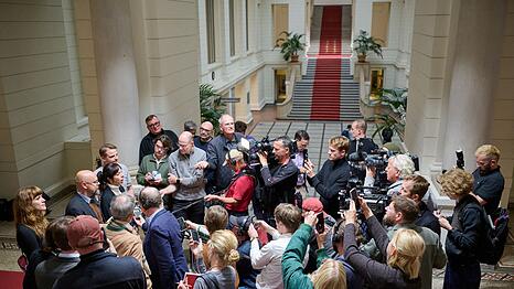 Bei der Fraktionssitzung der Linken herrscht gro&szlig;er Andrang von Medienvertretern.