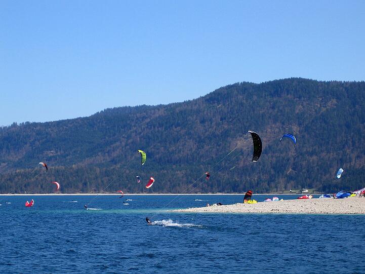 Kiten - ein beliebter Sport auf dem Walchensee. Jetzt wird ein Surfer vermisst, Taucher sollen am Donnerstag nach ihm suchen. (Archivbild)
