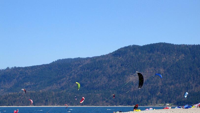 Kiten - ein beliebter Sport auf dem Walchensee. Jetzt wird ein Surfer vermisst, Taucher sollen am Donnerstag nach ihm suchen. (Archivbild) Kiten - ein beliebter Sport auf dem Walchensee. Jetzt wird ein Surfer vermisst, Taucher sollen am Donnerstag nach ihm suchen. (Archivbild)
