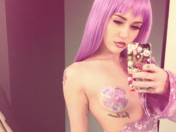 Miley Cyrus hat sich als Lil' Kim verkleidet