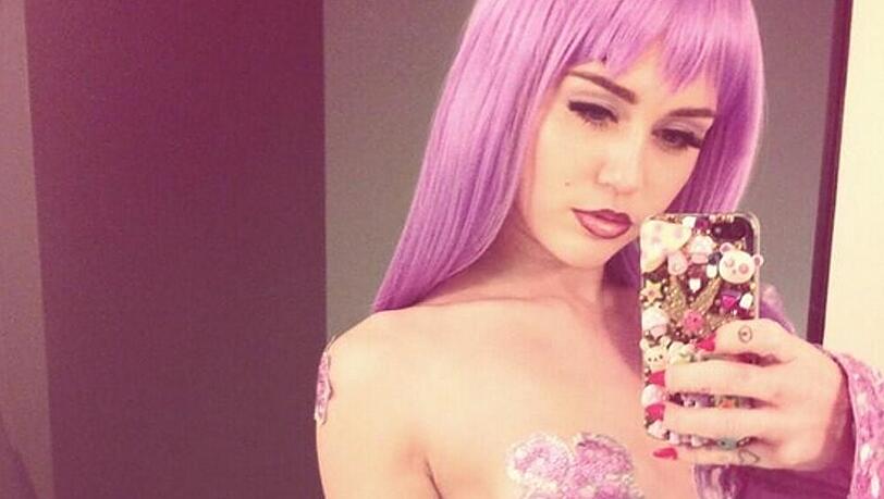 Miley Cyrus hat sich als Lil' Kim verkleidet Miley Cyrus hat sich als Lil' Kim verkleidet