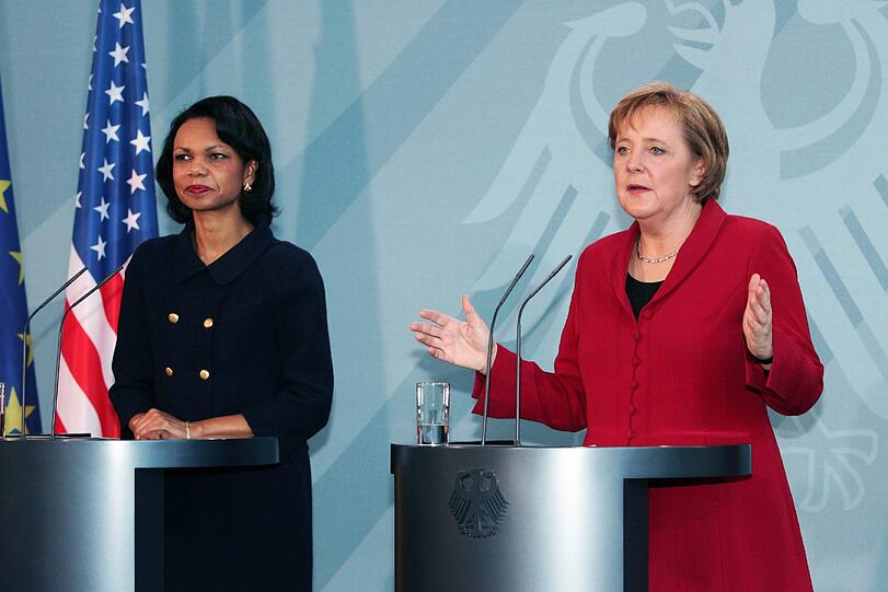 Geburtstag: Angela Merkel wird 60 Jahre alt! Hier gibt's die kultigsten Merkel-Fotos zum Durchklicken...
