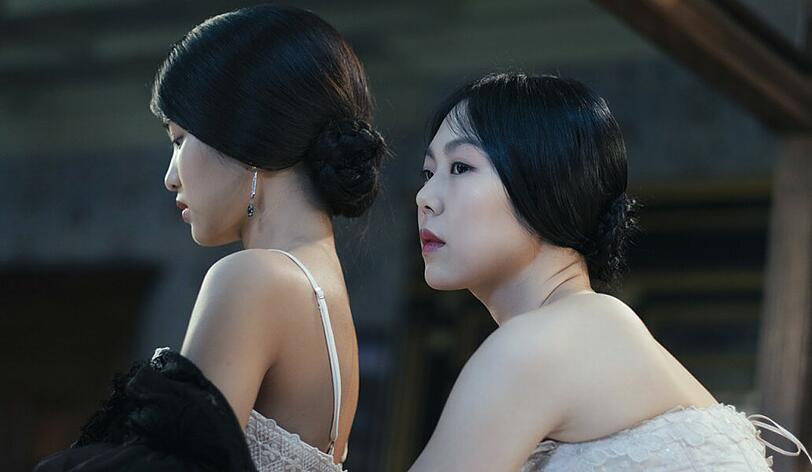 Sookee (Kim Tae-ri, links) wurde von Lady Hideko (Kim Min-hee) als Zimmermädchen engagiert. Beide ahnen nicht, was auf sie zukommt.