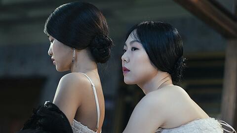 Sookee (Kim Tae-ri, links) wurde von Lady Hideko (Kim Min-hee) als Zimmermädchen engagiert. Beide ahnen nicht, was auf sie zukommt.