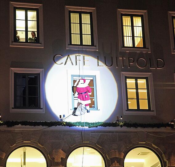 Der Nikolaus kraxelt am Café Luitpold hoch.