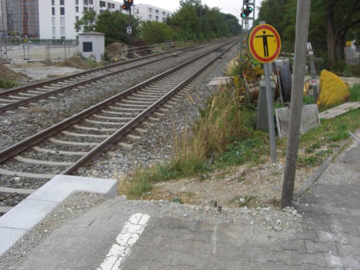 Schon vor Monaten hat sich neben den Gleisen ein Trampelpfad gebildet.