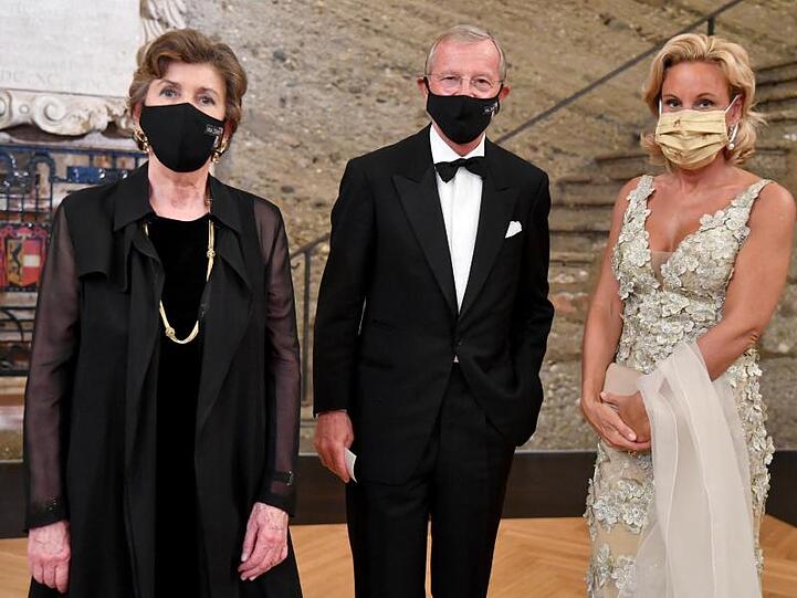 Festspielpräsidentin Helga Rabl-Stadler (l), Salzburgs Landeshauptmann Wilfried Haslauer und Ehefrau Christina Rößlhuber vor Beginn der "Elektra"-Premiere.