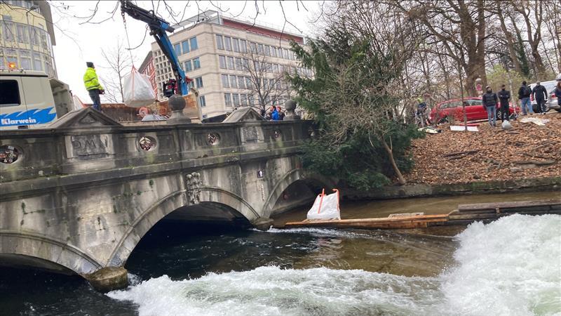 Mit einem Kran wurden die Kiessäcke in den Bach befördert.