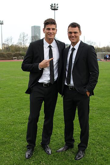 Nette Werbekampagne von Hugo Boss: Martin Kaymer und Mario Gomez stacheln sich gegenseitig zu artistischen Höchstleistungen auf.