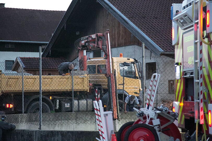 Bei Seeon-Seebruck ist eine Kuh in eine Güllegrube gestürzt und wurde mit Hilfe der Feuerwehr aus ihrer misslichen Lage befreit. Die Bilder...