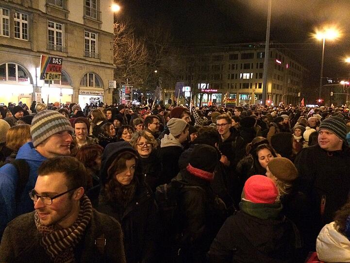 Tausende Demonstranten säumen die Sonnenstraße und warten auf den Bagida-Abmarsch.