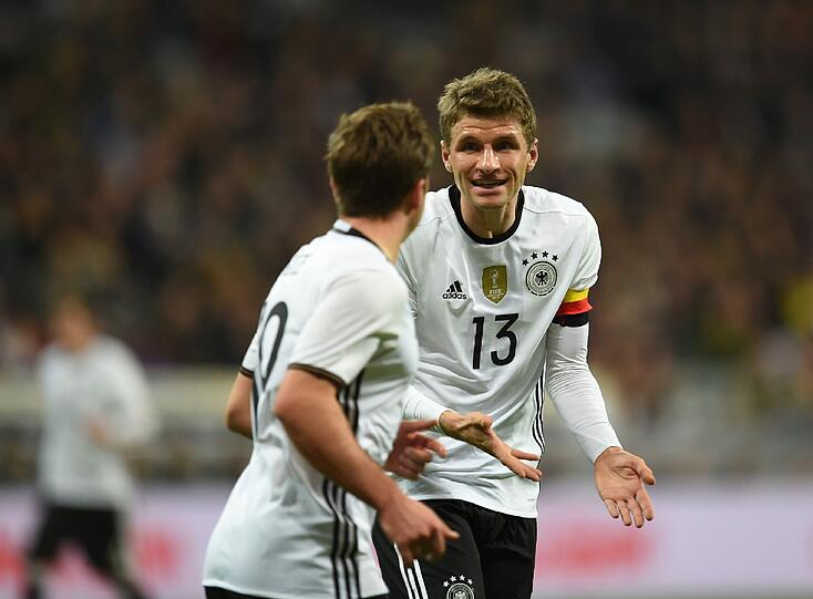 THOMAS MÜLLER: NOTE 2.
Kann auch Weitschüsse, der Kapitän des DFB-Teams in seinem 70. Länderspiel &ndash; also eine doppelte Premiere vor Heimpublikum. Umsichtig seine beiden Torvorlagen. Ein Antreiber.