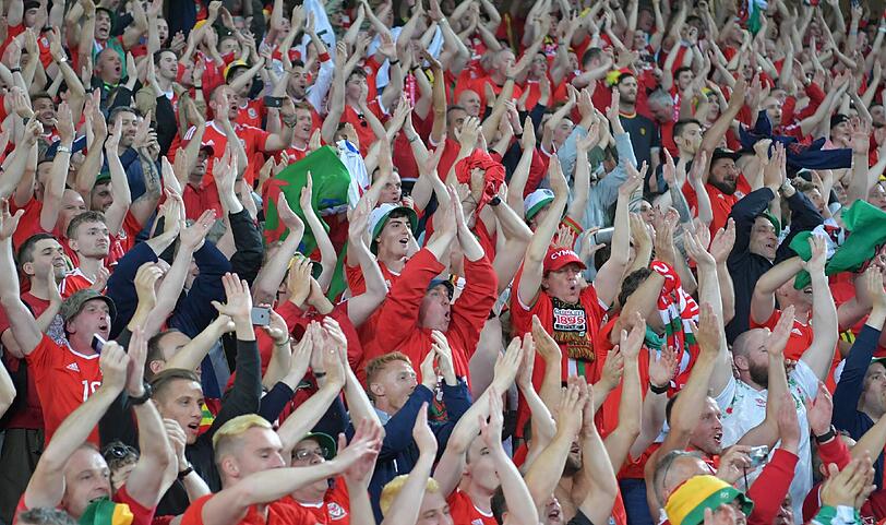 So schön können wohl nur Überraschungs-Sieger jubeln. Die Waliser feiern ihren unerwarteten Sieg gegen Titelanwärter Belgien.