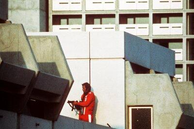 Ein bewaffneter Polizeibeamter im Trainingsanzug schirmt den Block im Olympischen Dorf in München ab, in dem Terroristen israelische Sportler der Sommerspiele festhielten. (Archivbild)