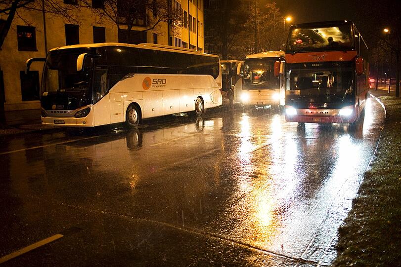 Die Busse der Christkindlmarkt-Besucher sorgen für massive Behinderungen am Thomas-Wimmer-Ring.