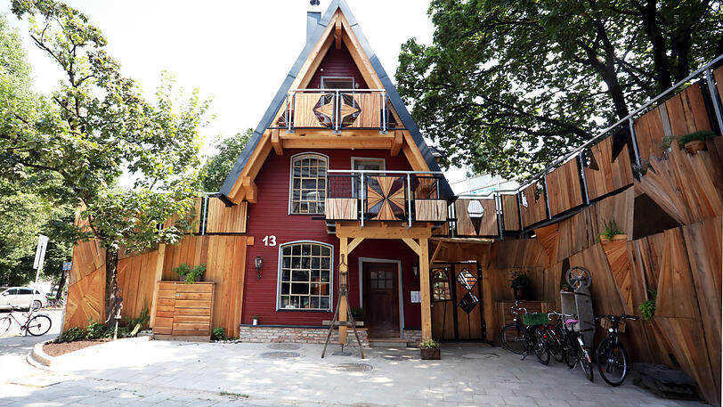 Das Café "Gans Woanders" in der Pilgersheimerstraße. Die Fenster im Haus sind aus dem alten Schlachthof.