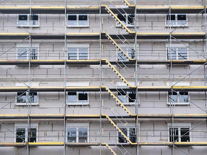 Ein Neubau in der Region Hannover. Das Ziel der Bundesregierung, bis 2021 insgesamt rund 1,5 Millionen neue Wohnungen auf den Markt zu bringen, wird deutlich verfehlt.